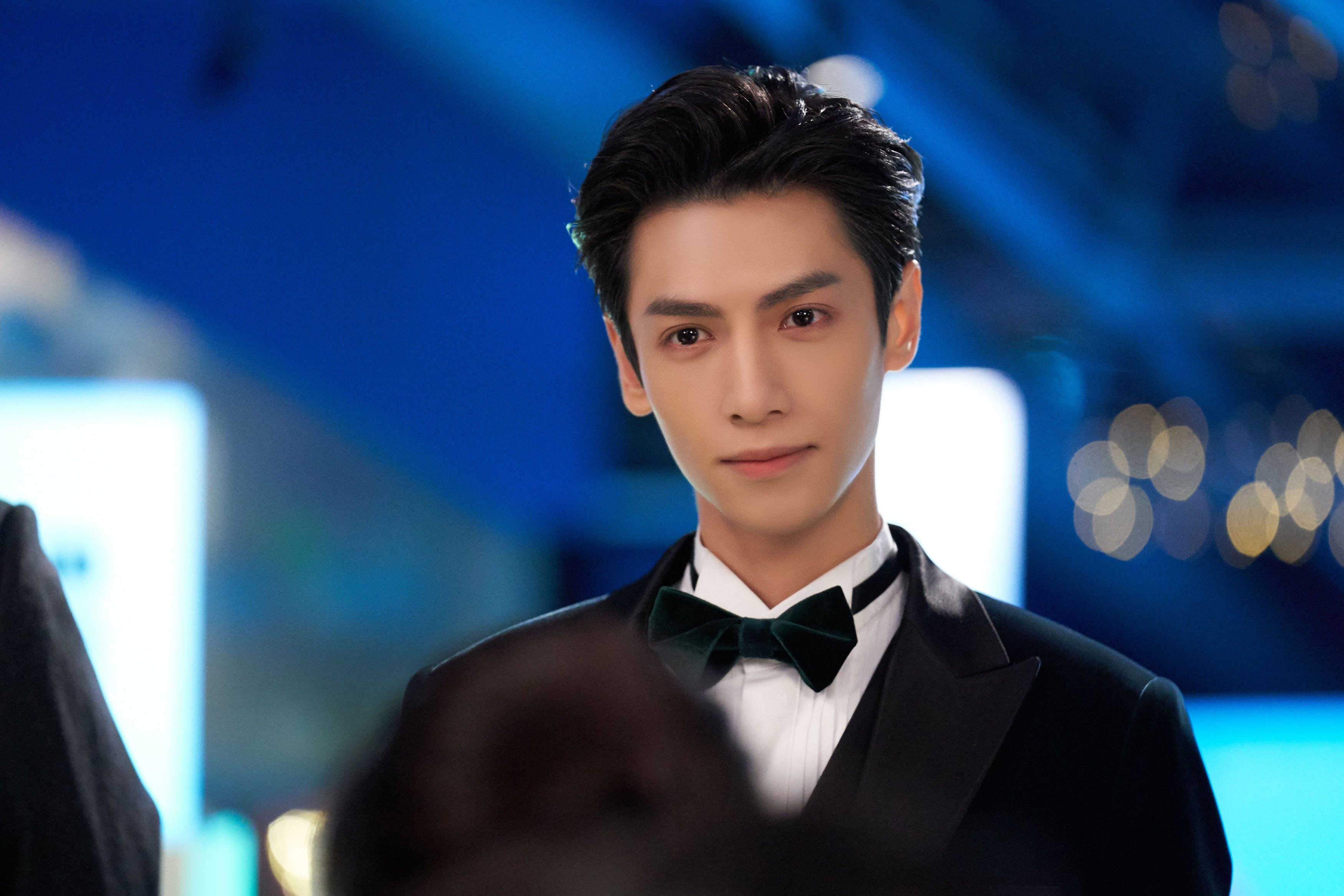 开云体育入口-_场边观众：球迷盛会尽显激情_，球迷观赛时看到精彩瞬间,会激动得